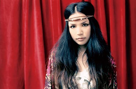 スーパーフライ年齢は41歳？夫との年齢差や喉の不調も解説