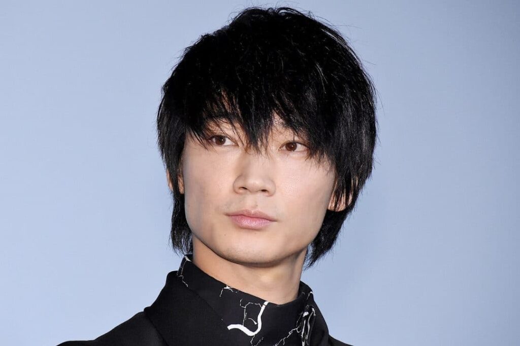 綾野剛の経歴と魅力！陸上やバンドの過去から最新作まで徹底解説