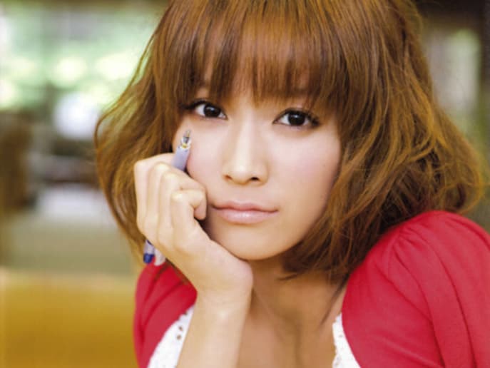 亀井絵里の経歴と魅力！卒業理由や結婚など引退後の現在も解説