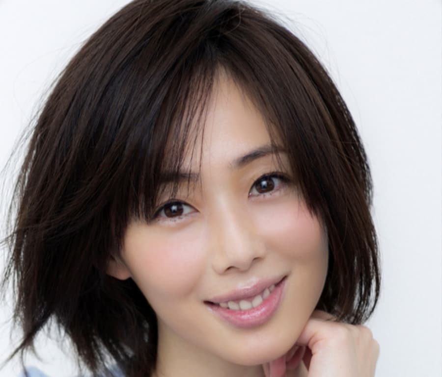 井上和香の経歴と魅力を徹底解剖！40代の現在も輝き続ける秘密