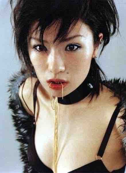 機材やギターとスタイリングが調和する格好良さ