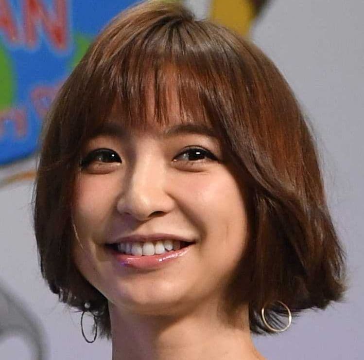 篠田麻里子の経歴と魅力とは？1.5期生から実業家への歩みを解説