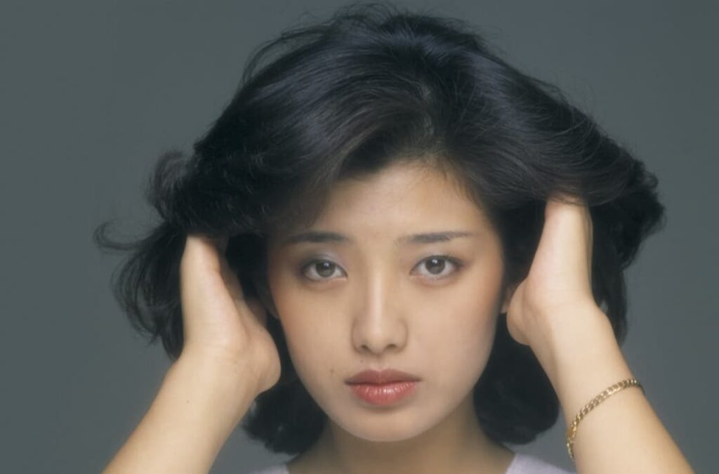 山口百恵の経歴と魅力！伝説の引退から現在の活動まで徹底解説