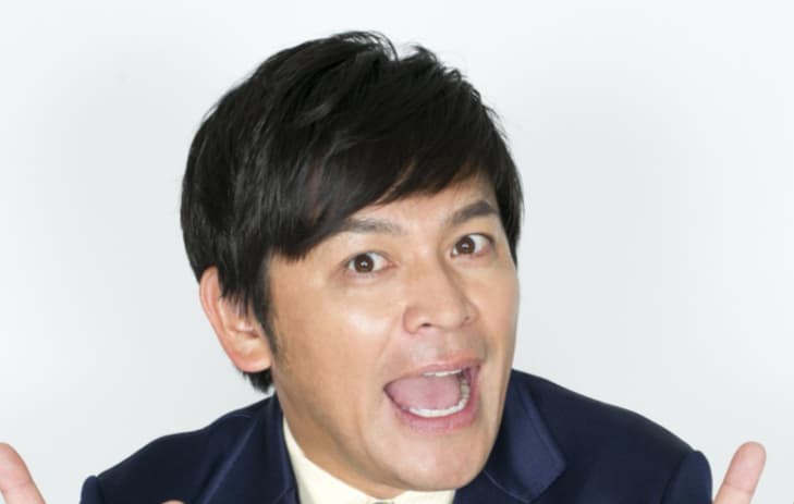 岡田圭右の経歴と魅力に迫る！人気の理由や家族、現在の活動