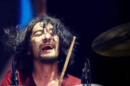 鈴木英哉の経歴と魅力を徹底解説！ミスチルの鼓動を支える男の素顔