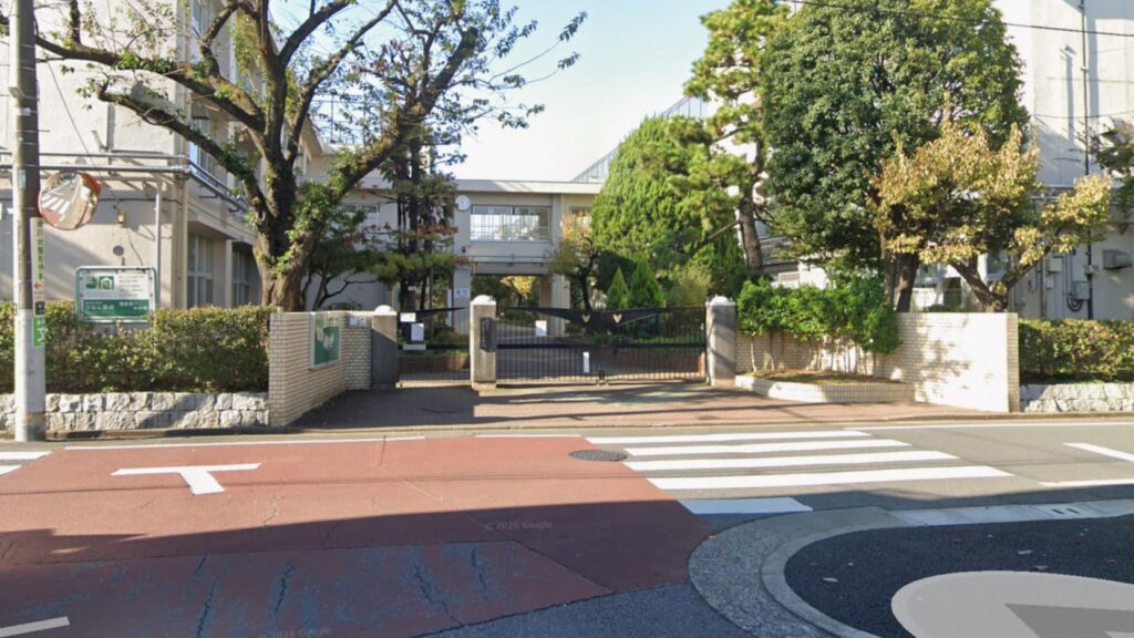 中学校は練馬区立開進第一中学校でバスケに熱中
